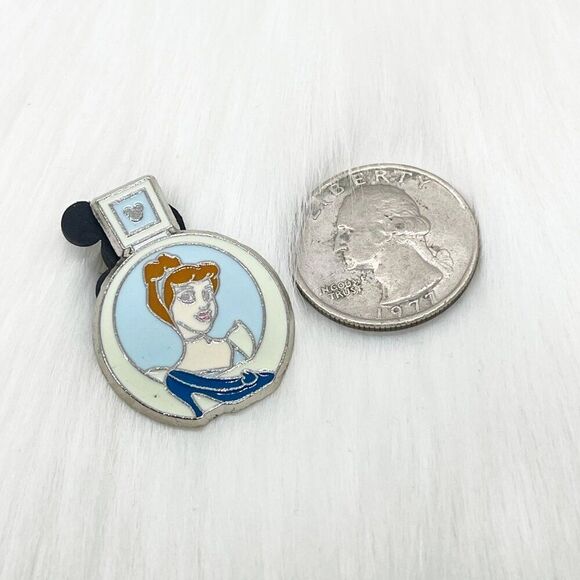 🔮 5/$25 Disney Bottle Collection Cinderella Pin - Picture 2 of 2
